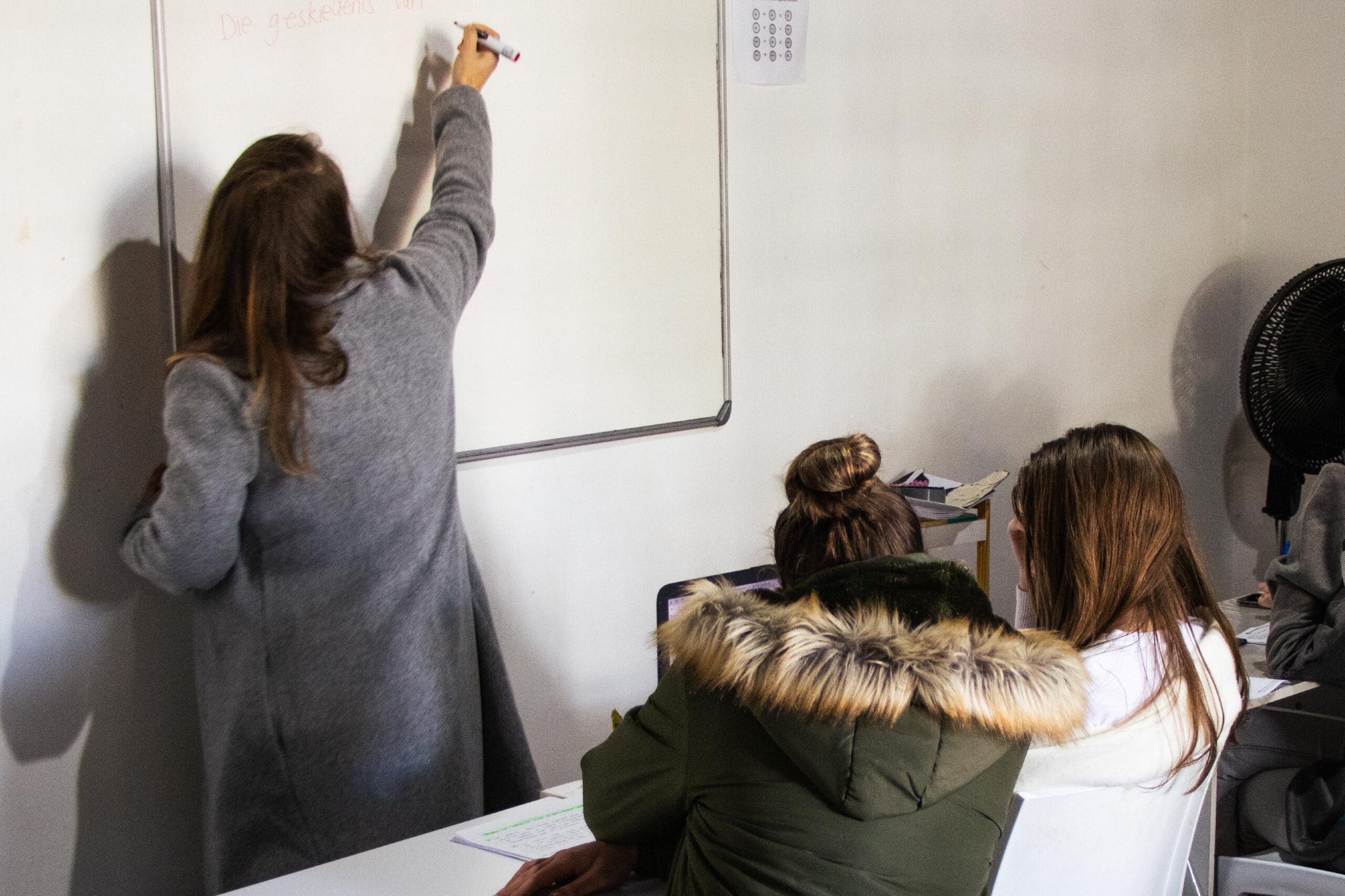 You are currently viewing Academic Support vs Extra Classes: How Do I Know My Child Needs Help?